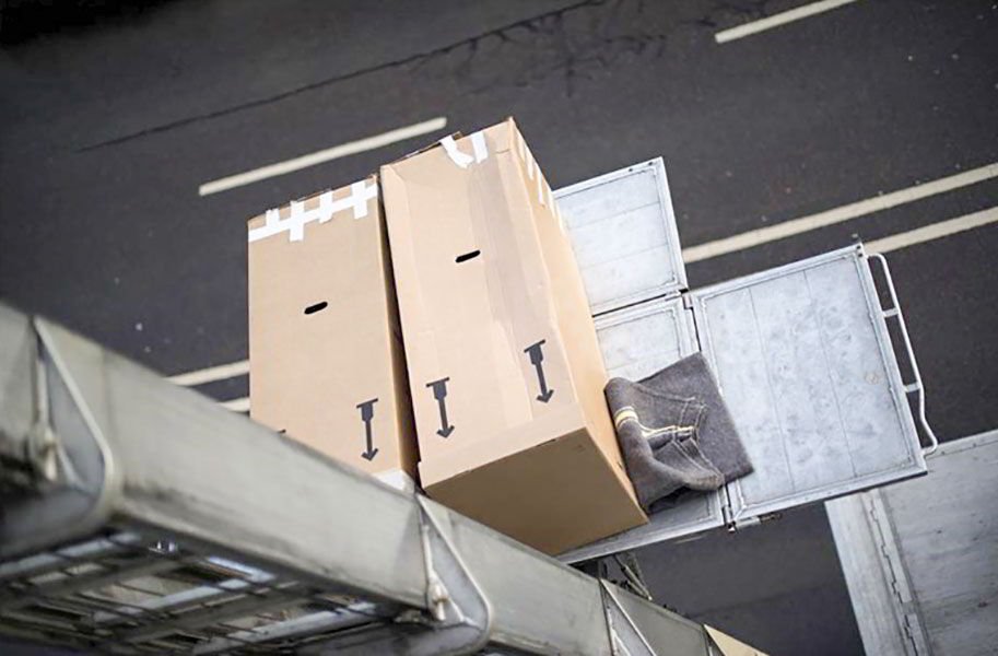 Monte-meubles Accordem en action avec cartons volumineux